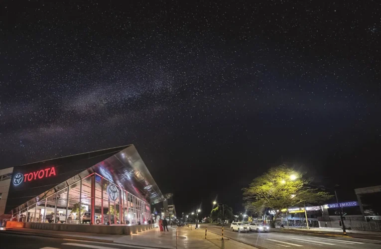 ARQUITECTURA EXTRAORDINARIA: EL NUEVO SHOWROOM DE TOYOSA REDEFINE EL PAISAJE URBANO