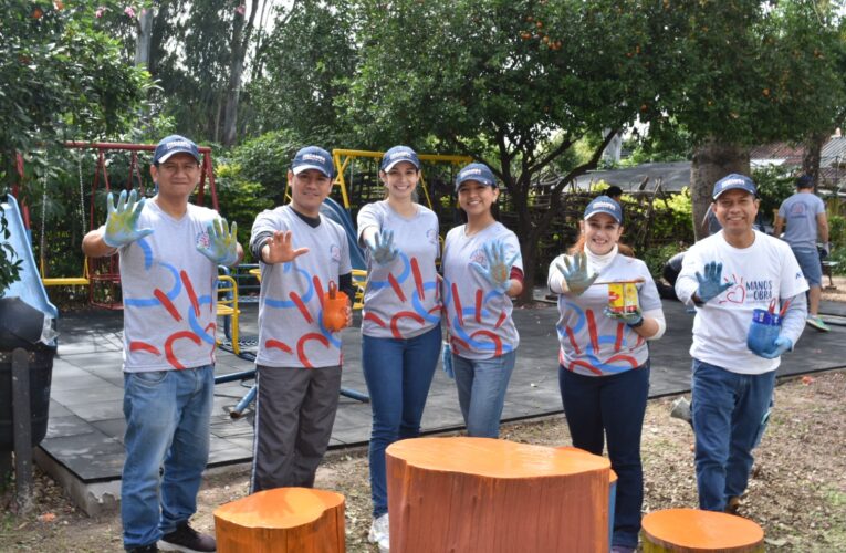 Voluntarios de Itacamba rehabilitan el patio de juegos de FUSINDO